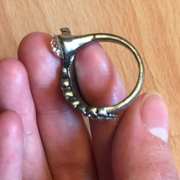 👵 3/$30 Sparkly Wing Ring - Picture 3 of 5